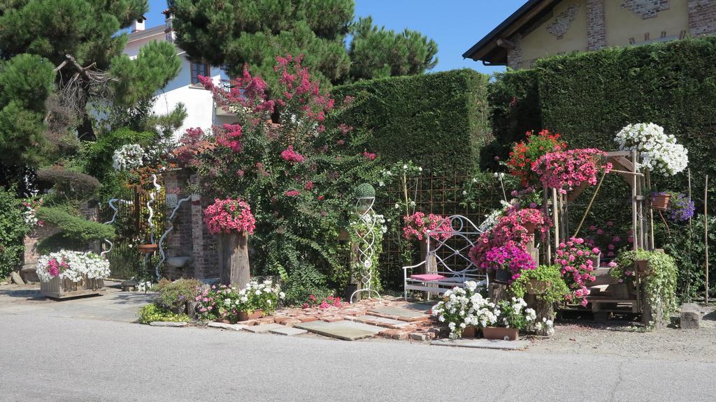 カヴール La Via' Bed & Breakfast エクステリア 写真
